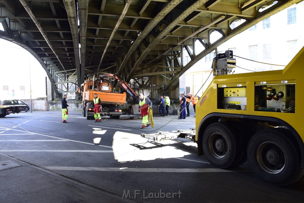 LKW blieb unter Bruecke haengen Koeln Deutz Deutz Muelheimerstr P102.JPG - Miklos Laubert